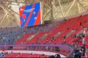 已经变身红色海洋！国足杭州主场已摆满了写有“中国”字样助威服