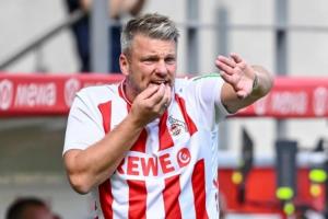 九城游戏中心官网-科隆主帅夸斯尼奥克在客场作战时穿了一件球队主场球衣指挥比赛