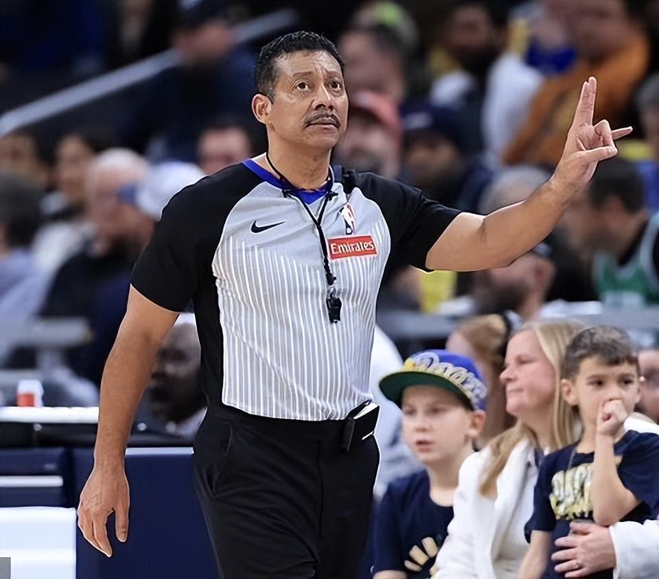 九城游戏中心官网-名哨腿筋拉伤无限期休战!昨日坐轮椅离场 有望常规赛结束前回归