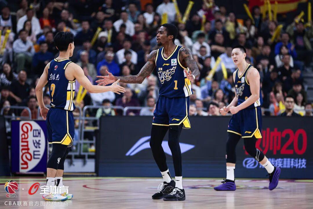 九游体育官方入口-手感冰凉，广东主场不敌上海